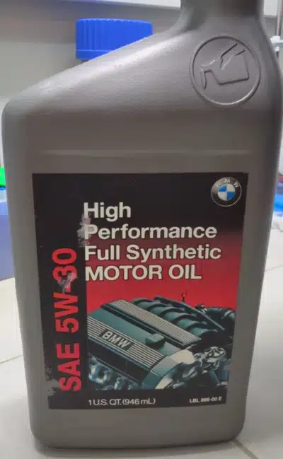 Бутылка моторного масла BMW SAE 5W30 Full Synthetic для высокой производительности двигателя автомобиля.