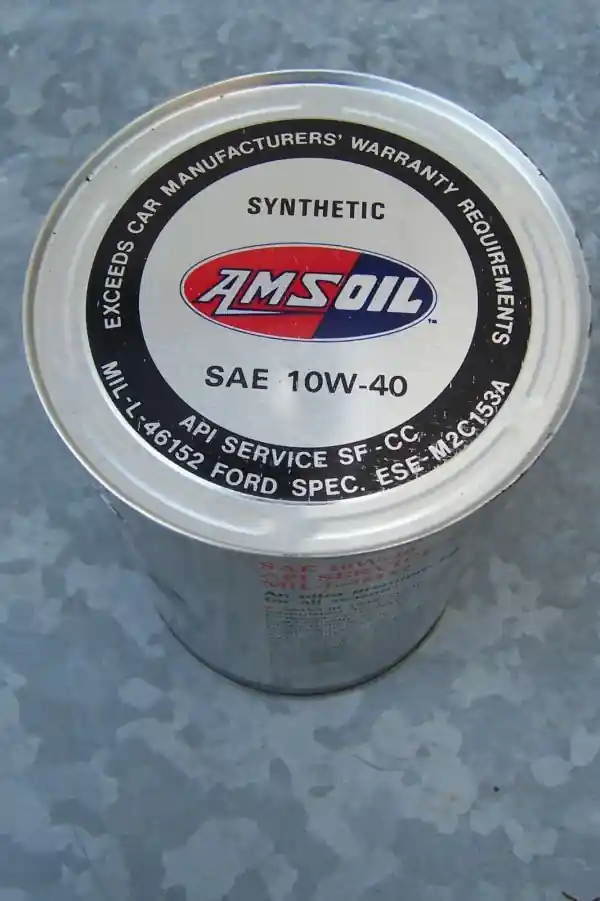 Банка синтетического моторного масла AMSOIL SAE 10W 40.