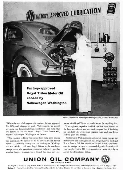 Реклама Royal Triton: механик обслуживает Volkswagen Beetle, масло одобрено производителем, слоган Factory Approved Lubrication.
