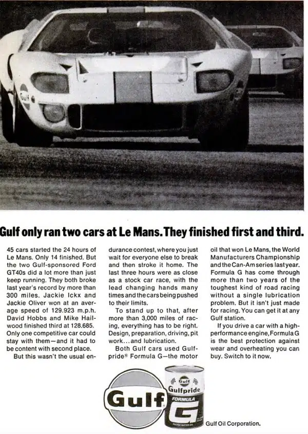 Рекламное изображение Gulf с двумя гоночными автомобилями Ford GT40 на трассе Ле-Мана и канистрой моторного масла Gulfpride Formula G.