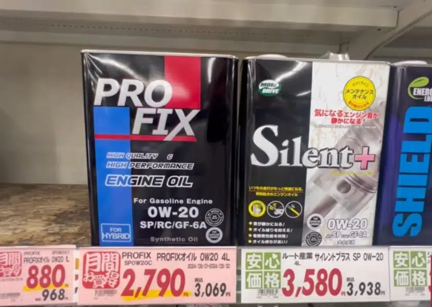 На полке магазина представлены моторные масла ProFix и Silent+ с ценниками, акцент на ассортименте и ценах автотоваров.