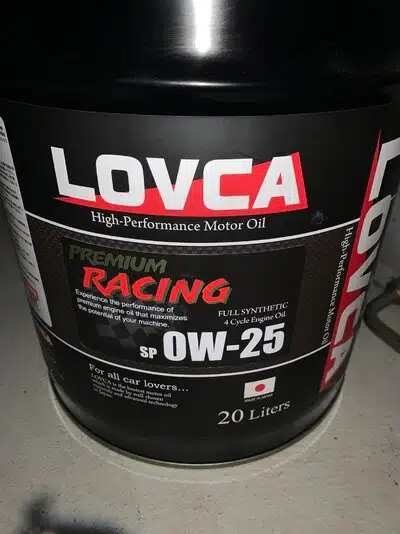 Чёрная банка моторного масла Lovca Premium Racing, 20 литров, для любителей автомобилей.