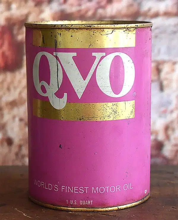 Розовая винтажная банка моторного масла QVO Worlds Finest Motor Oil.