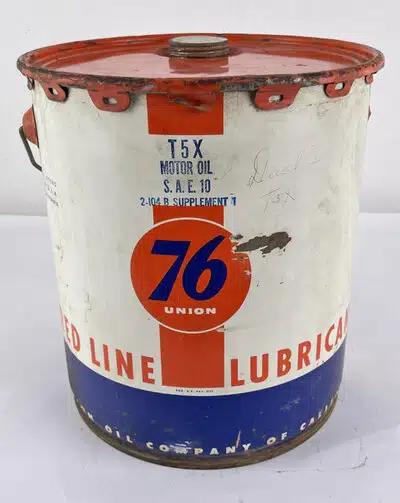 На фото металлическая банка моторного масла T5X Red Line Lubricants 76 Union с красной крышкой и синей полосой.