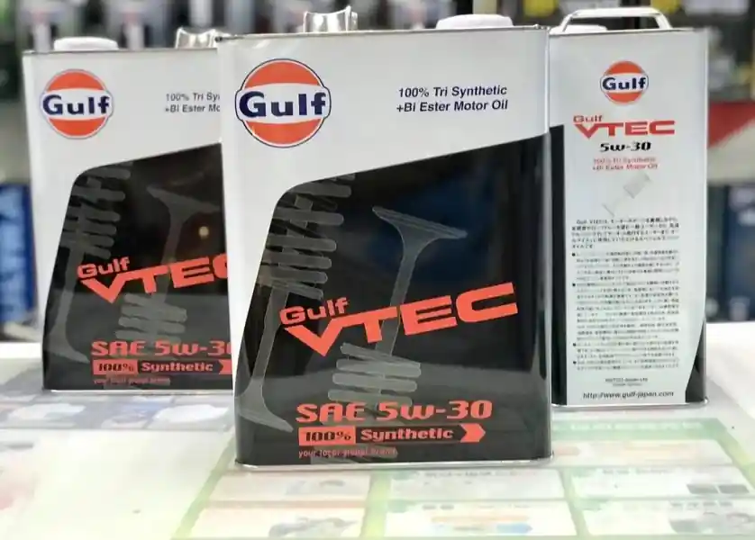 На фото три банки моторного масла Gulf VTEC SAE 5W-30 с синтетической формулой и логотипом Gulf на белом фоне.