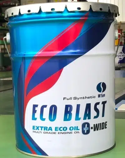 На картинке банка моторного масла ECO BLAST в сине белых тонах с красными и синими полосами.