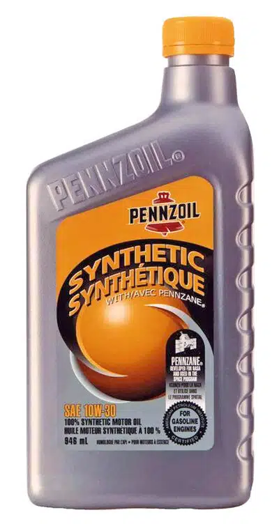 На фото серая пластиковая бутылка моторного масла Pennzoil Synthetic SAE 10W-30 с жёлтой крышкой и оранжевой этикеткой.