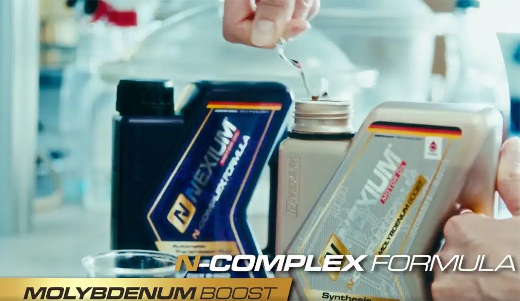 Бутылки масла Nexium N Complex Formula Molybdenum Boost в лаборатории.