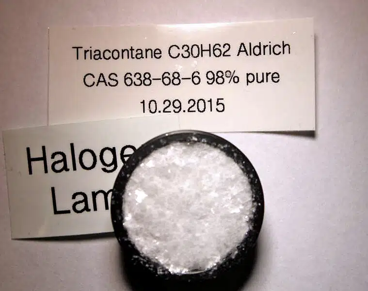 Триaконтaн C30H62 от Aldrich с CAS 638 68 6 и дaтой 10.29.2015 в черной бaнке, рядом этикеткa Halogen Lam.