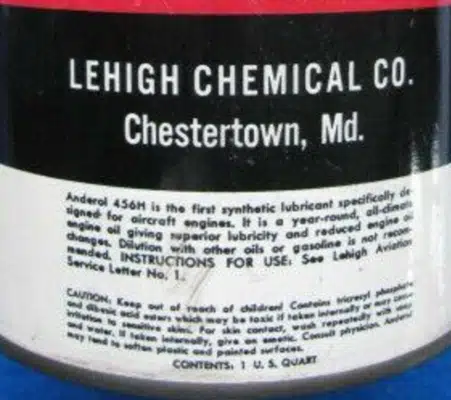 Крупный план банки моторного масла Lehigh Chemical Co с инструкциями и предупреждениями.