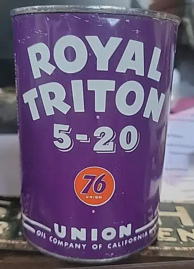 Фиолетовая банка моторного масла Royal Triton 5-20 от Union Oil Company of California с логотипом 76.