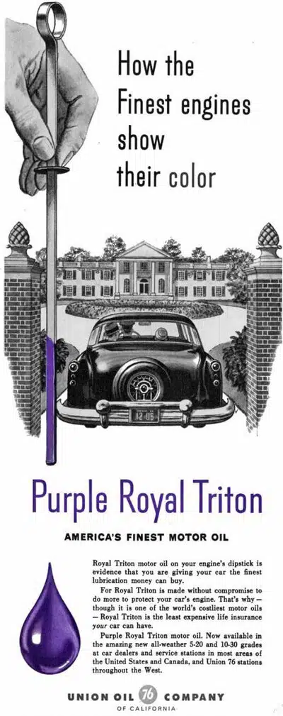 Ретро реклама моторного масла Purple Royal Triton с автомобилем у особняка и рукой, достающей щуп.