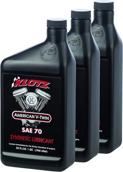 Три черные пластиковые бутылки с моторным маслом Klotz Synthetic Lubricant SAE 70 для двигателей Harley-Davidson V-Twin.
