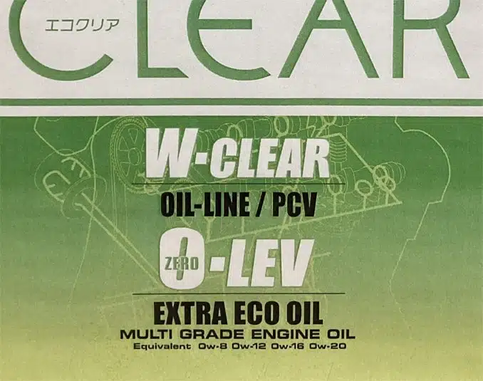 Изображение демонстрирует этикетку моторного масла Clear W Clear Extra Eco Oil с информацией об уровне вязкости и экологичности продукта.