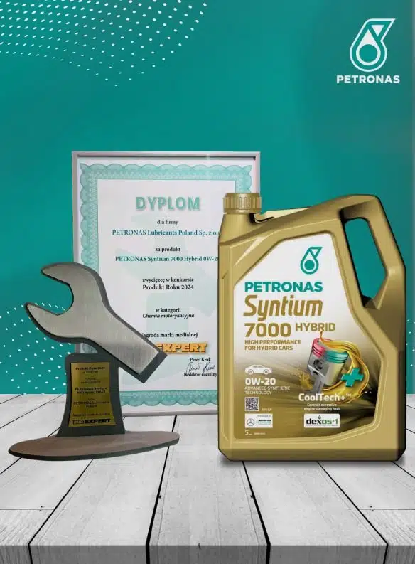 На фото масло Petronas Syntium 7000 Hybrid с дипломом и наградой экспертов, признание продукта года в автомобильной химии.