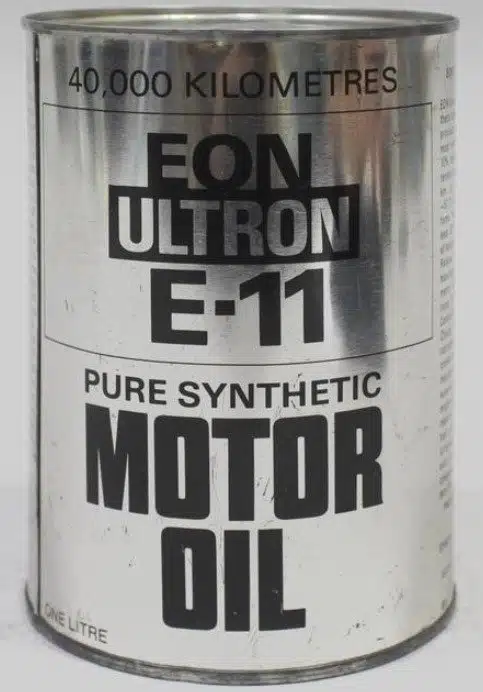 Металлический цилиндр с надписями EON ULTRON E11 чистое синтетическое моторное масло пробег сорок тысяч километров объем один литр.