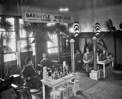 Экспозиционный модуль Vacuum Oil Co с линейкой флагманских масел Gargoyle Mobiloils и консультантами.