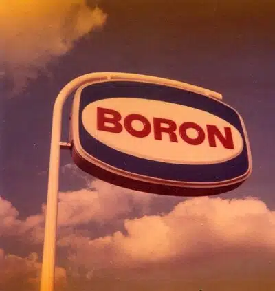 Рекламный модуль с надписью Boron установлен на инженерном пилоне на фоне неба с кучевыми облаками.
