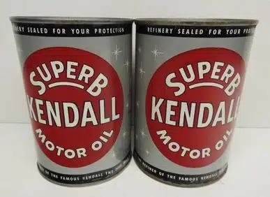 Две винтажные банки моторного масла Superb Kendall с красной этикеткой и серебристым фоном.