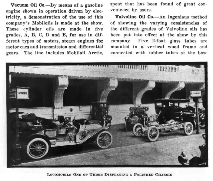 Чёрно белое фото старинных автомобилей Locomobile на выставке с подписью о демонстрации полированных шасси и продукции Vacuum Oil и Valvoline Oil.