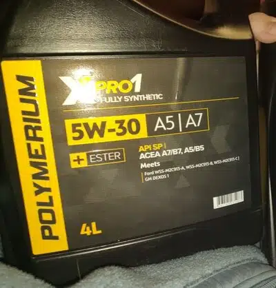 Чёрная канистра моторного масла Polymerium XPro1 5W-30 Fully Synthetic, 4 литра.