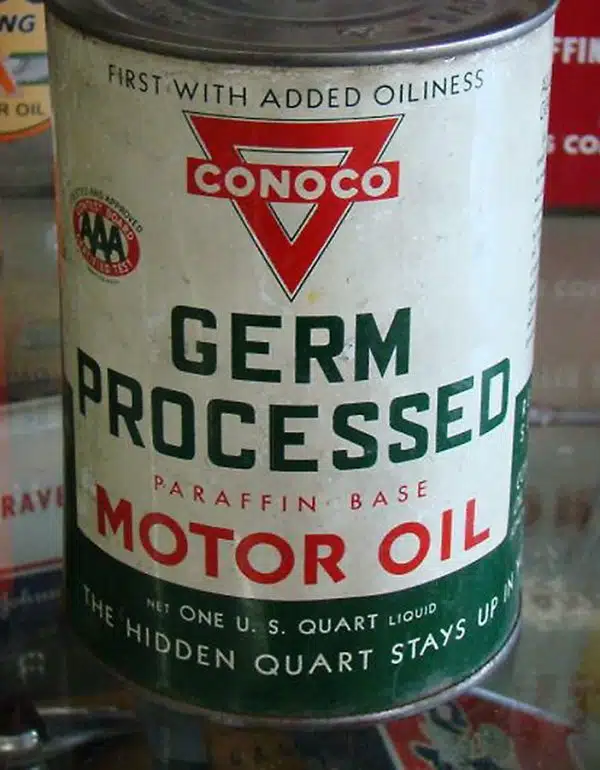 Винтажная банка моторного масла Conoco Germ Processed paraffin base с логотипом AAA и надписями на белом фоне.