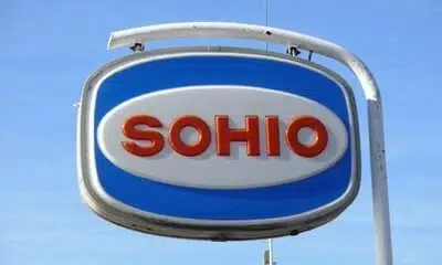 Овальный визуальный идентификатор бренда SOHIO инженерно интегрирован как элемент корпоративной демонстрации под открытым небом.