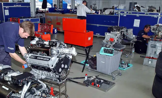 Процесс сборки и настройки двигателей Ford Cosworth в техническом боксе где точность и мастерство инженеров создают идеальный результат.