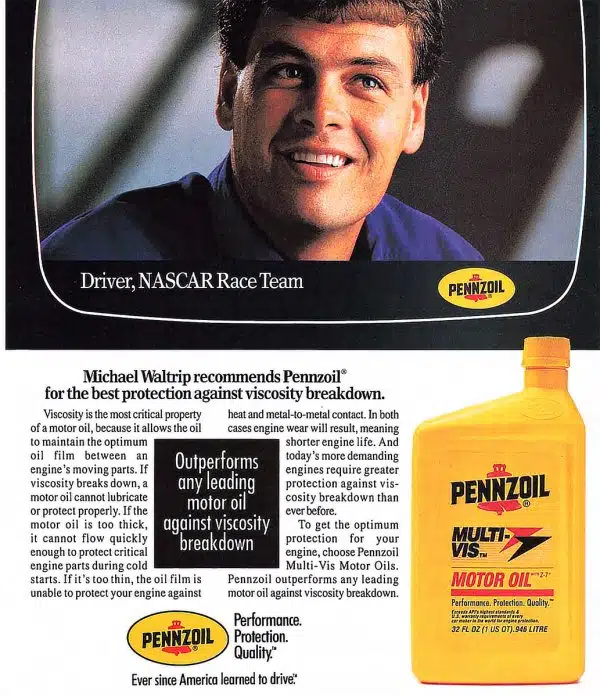 Яркая желтая канистра моторного масла Pennzoil стоит рядом с улыбающимся лицом водителя гоночной команды символом защиты и производительности.