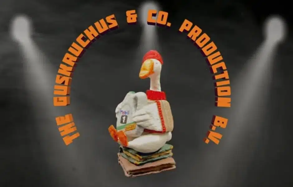 Логотип The Guskkuchus & Co. Production B.V. с гусем в красной шапке и канистрой Mobil 1.