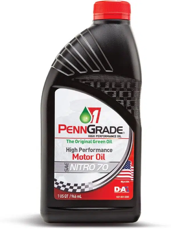 Чёрная бутылка моторного масла PennGrade High Performance Oil Nitro 70 с красной крышкой и этикеткой на белом фоне.