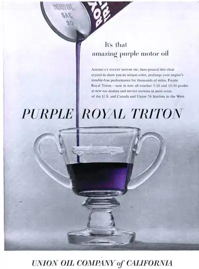 Реклама моторного масла Purple Royal Triton с фиолетовой жидкостью, льющейся в хрустальный кубок с машинкой.