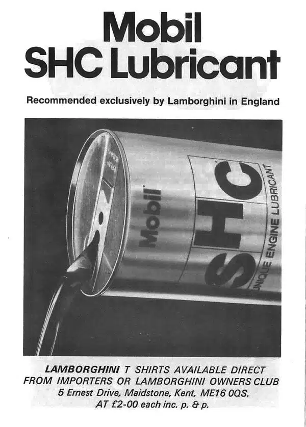 Черно белая реклама моторного масла Mobil SHC Lubricant одобренного Lamborghini льется из канистры.