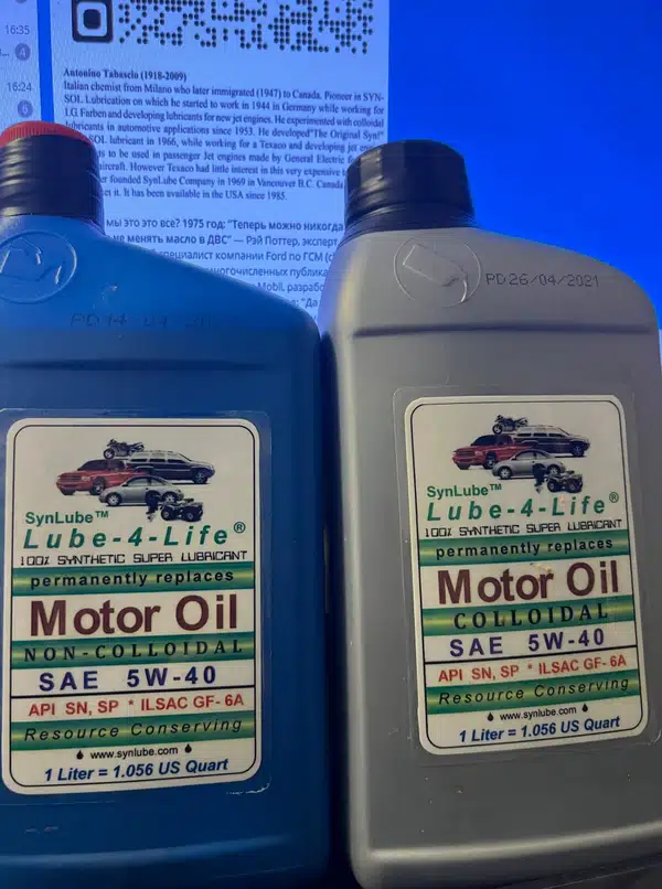 Две бутылки моторного масла SynLube Lube-4-Life разного типа: коллоидное и неколлоидное, в синей и серой упаковках.
