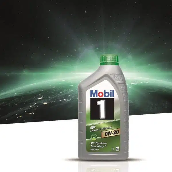 Моторное масло Mobil 1 на фоне стилизованного изображения планеты Земля с космоса и светящимися линиями.