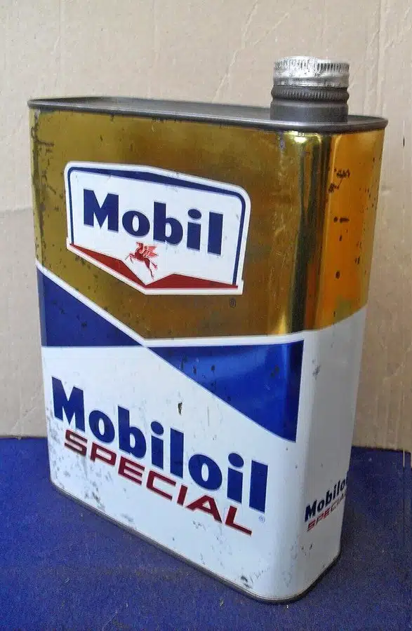 Старая металлическая емкость для смазки фирмы Mobil Special в фирменных золотисто сине белых цветах с логотипом пегаса и следами времени.