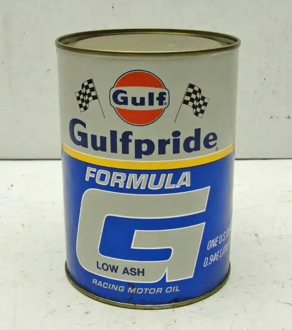 На фото металлическая банка моторного масла Gulfpride Formula Low Ash Racing Motor Oil с логотипом Gulf и клетчатыми флагами.