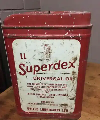 Старая красная банка с универсальным маслом Superdex и логотипом United Lubricants Ltd.