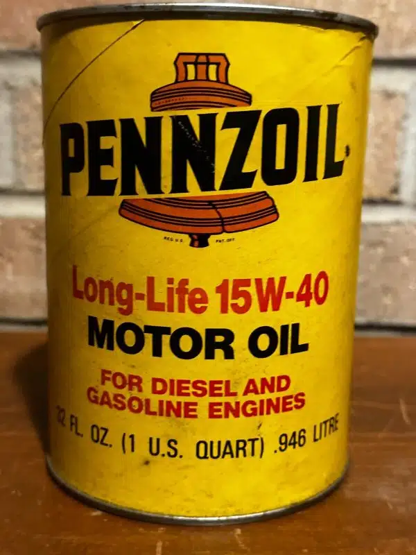 Желтая банка моторного масла Pennzoil Long-Life 15W-40 для дизельных и бензиновых двигателей.