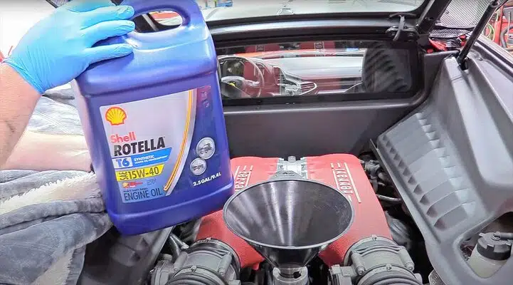 Замена масла в двигателе Ferrari с использованием масла Shell Rotella T6.