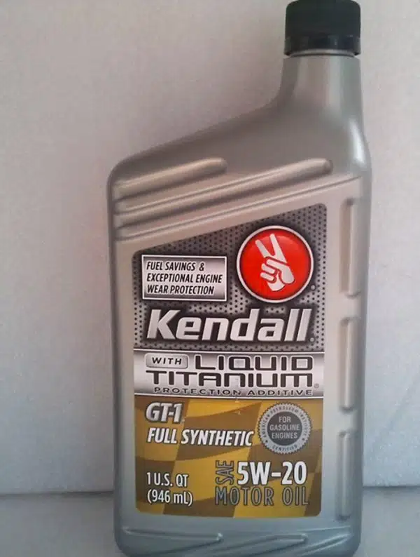 Изображение моторного масла Kendall GT-1 Full Synthetic 5W-20 в серебристой пластиковой бутылке с черной крышкой.