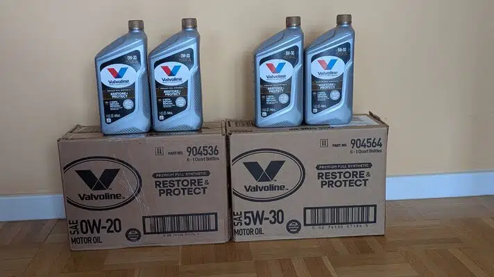 Бутылки моторного масла Valvoline типов 0W20 и 5W30 на коробках.