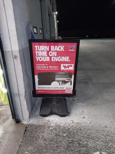 Рекламный щит моторного масла Valvoline призывает "вернуть время вашему двигателю" за 64,88 доллара.