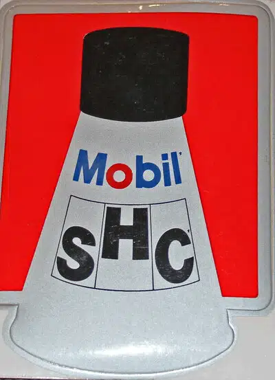 Эмблема синтетических смазочных материалов Mobil SHC в виде бутылки на красном фоне