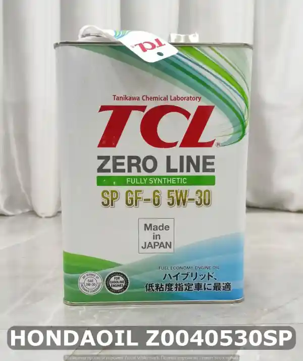 Металлическая банка моторного масла TCL Zero Line Fully Synthetic SP GF-6 5W-30, произведенного в Японии, на светлом фоне.
