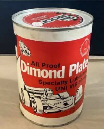 Металлическая банка моторного масла All Proof Dimond Plate с изображением гоночного автомобиля.