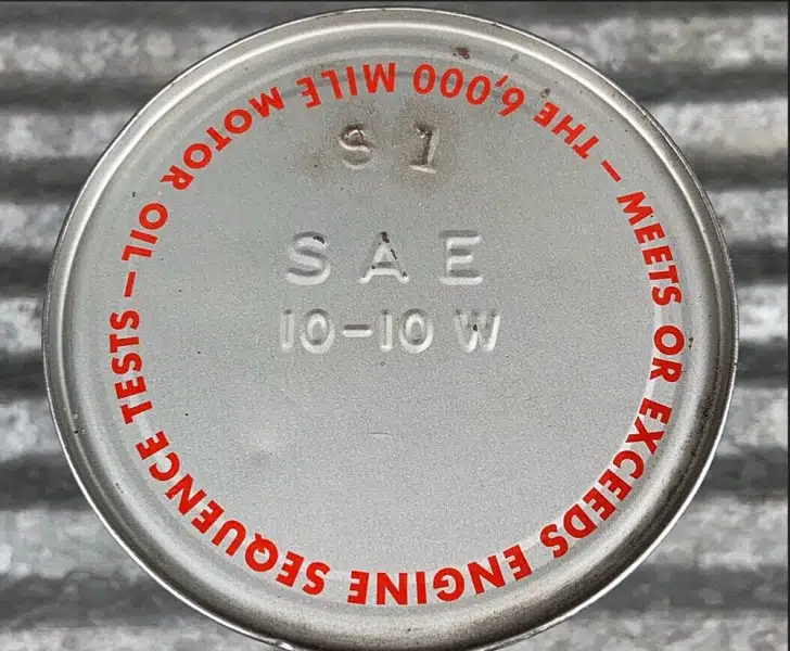 Крышка моторного масла SAE 10-10W с надписями про соответствие тестам и пробег 6000 миль.