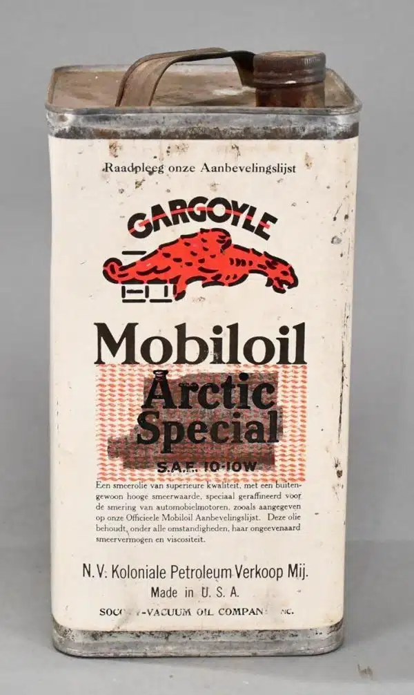На фото винтажная жестяная банка моторного масла Gargoyle Mobiloil Arctic Special с красным логотипом и надписями.