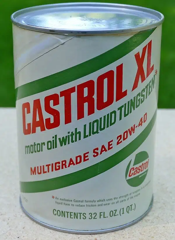 Металлическая банка моторного масла Castrol XL с надписями красного и зеленого цвета на белом фоне.