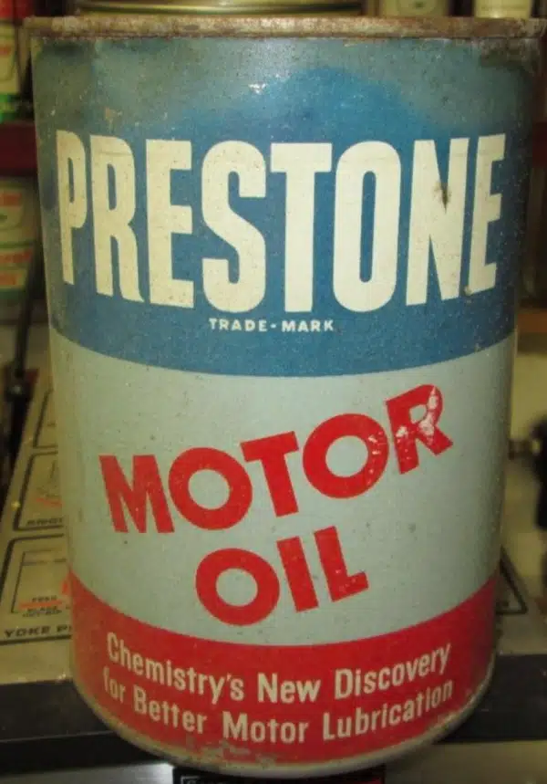Старая банка моторного масла Prestone с надписью и следами износа.